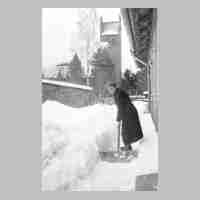 094-0030 Nachbarin Anna Weiss im letzten Winter in Schirrau. Sie ist seit 1945 in Koenigsberg verschollen.jpg
